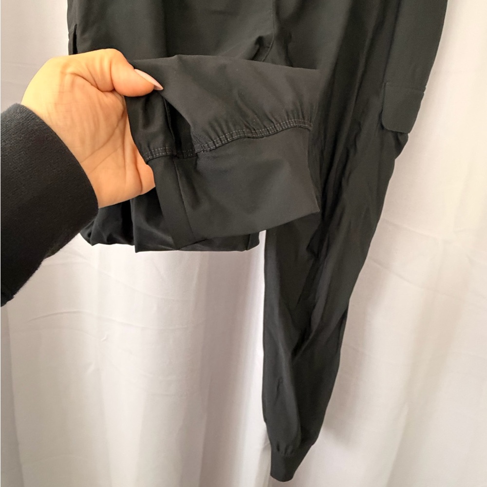 EUC Women’s XL Old Navy Sleek Tech Black Cargo Pants - Picture 4 of 5